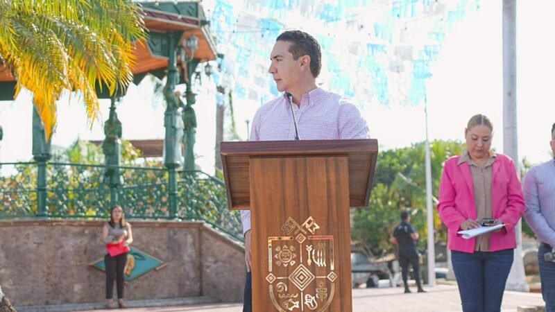 Héctor Santana conmemora el Día de la Bandera con ceremonia cívica