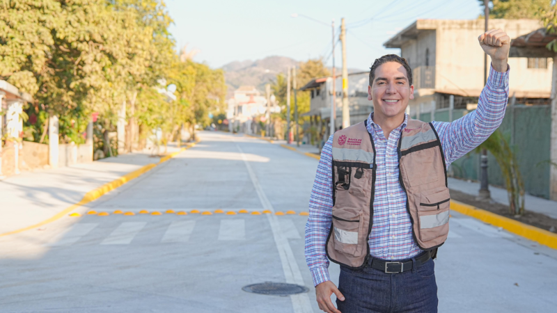 Héctor Santana entregó nueva avenida en Higuera Blanca, anuncia más obra y agua para el poblado