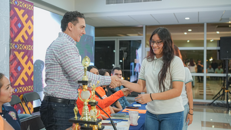 Héctor Santana se compromete con la juventud y el deporte en Bahía de Banderas