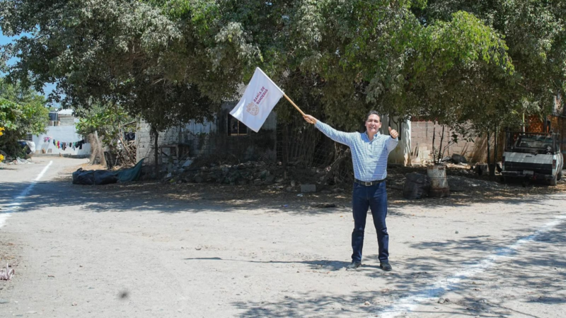Héctor Santana arranca obra de la calle de ingreso al Fraccionamiento Las Conchas