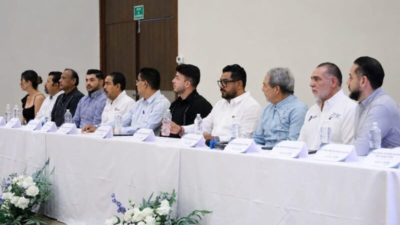 Israel Santillán participa en toma de protesta del VI Consejo Directivo del Colegio de Arquitectos e Ingenieros Civiles