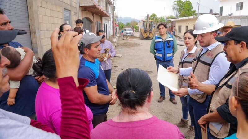 Israel Santillán supervisa avances de la obra de la calle Indiana en El Porvenir