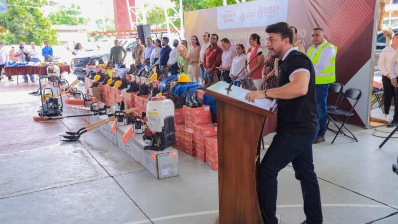 Entrega Israel Santillán uniformes, seguros y equipo a trabajadores del SISEP